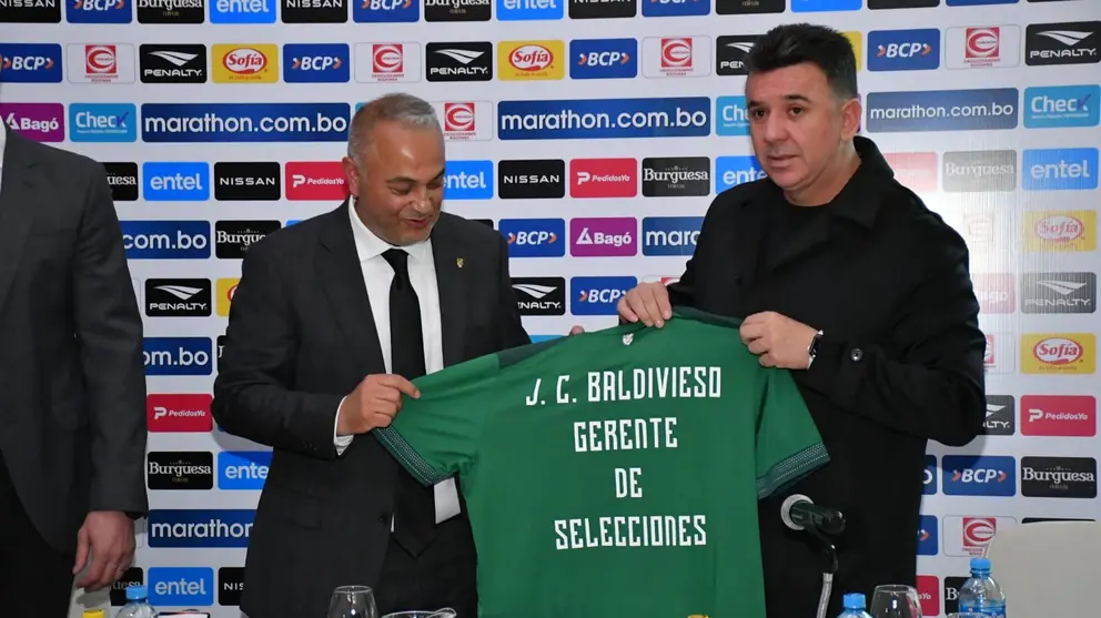 Julio C&eacute;sar Baldivieso (d), junto al federativo Fernando Costa. APG