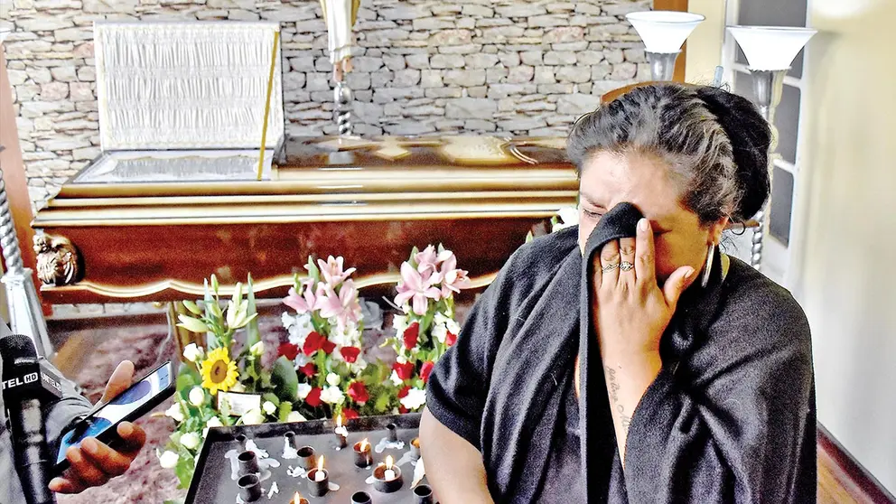 Velan el cuerpo de Nelson Sadot C.M., quien fue asesinado junto a su pareja el s&aacute;bado en Colcapirhua, Cochabamba./ DICO SOL&Iacute;S