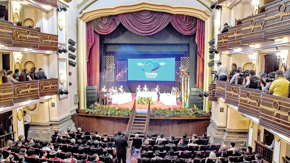 El Teatro Ach&aacute; repleto de p&uacute;blico, durante un acto 
protocolar./ DICO SOL&Iacute;S