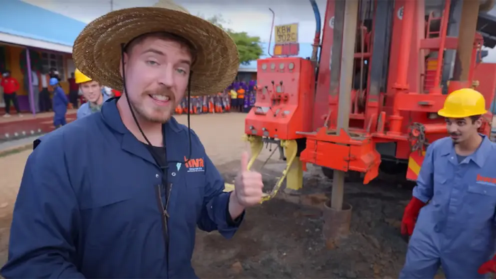 MrBeast en el proceso de construcci&oacute;n de los 100 pozos en &Aacute;frica.