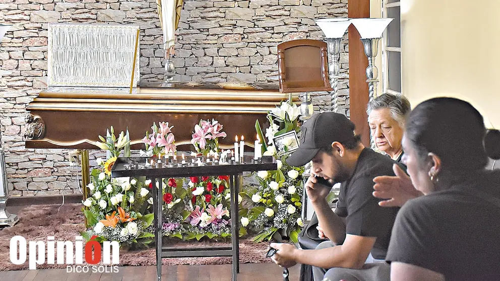 Velan el cuerpo de Nelson Sadot C.M., quien fue asesinado junto a su pareja el s&aacute;bado en Colcapirhua, Cochabamba./ DICO SOL&Iacute;S