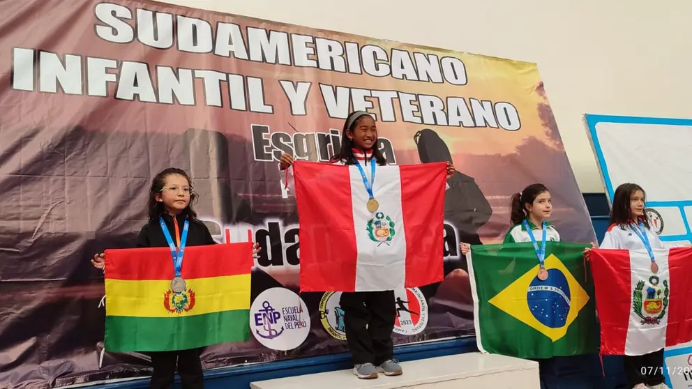 Alessia Maidana (i) logró la medalla de plata en el Sudamericano de Esgrima./ PRENSA ESGRIMA