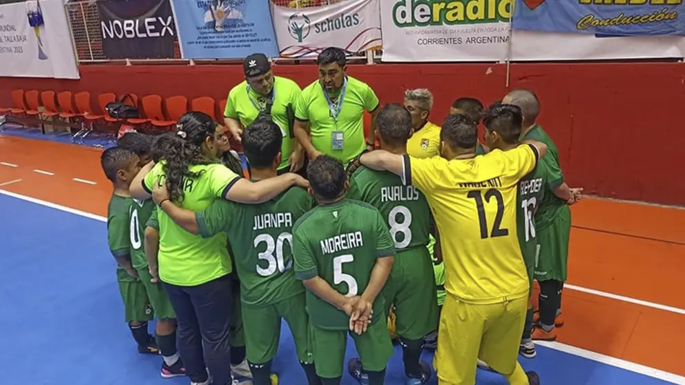 Selecci&oacute;n nacional de talla baja, en uno de sus partidos. FACEBOOK