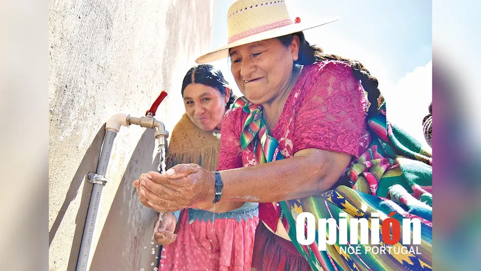 Usuarias de agua potable en la zona sur de la ciudad./ NO&Eacute; PORTUGAL
