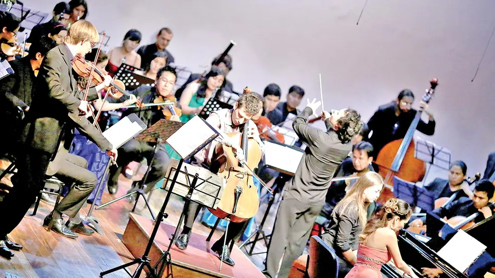 Algunos m&uacute;sicos de orquesta durante un concierto en Cochabamba./ CORTES&Iacute;A