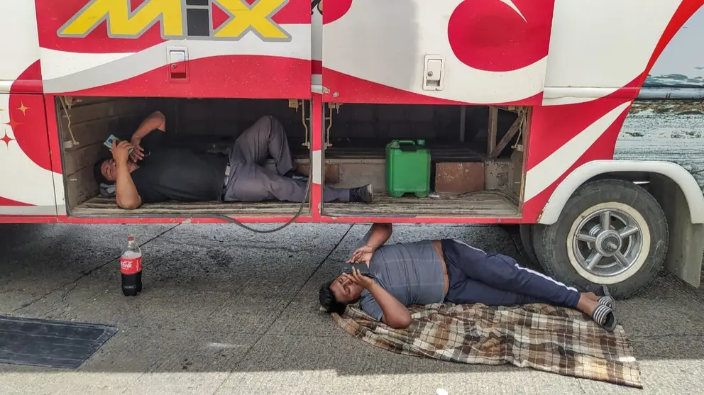 Dos transportistas descansan mientras bloquean Sacaba. DICO SOL&Iacute;S