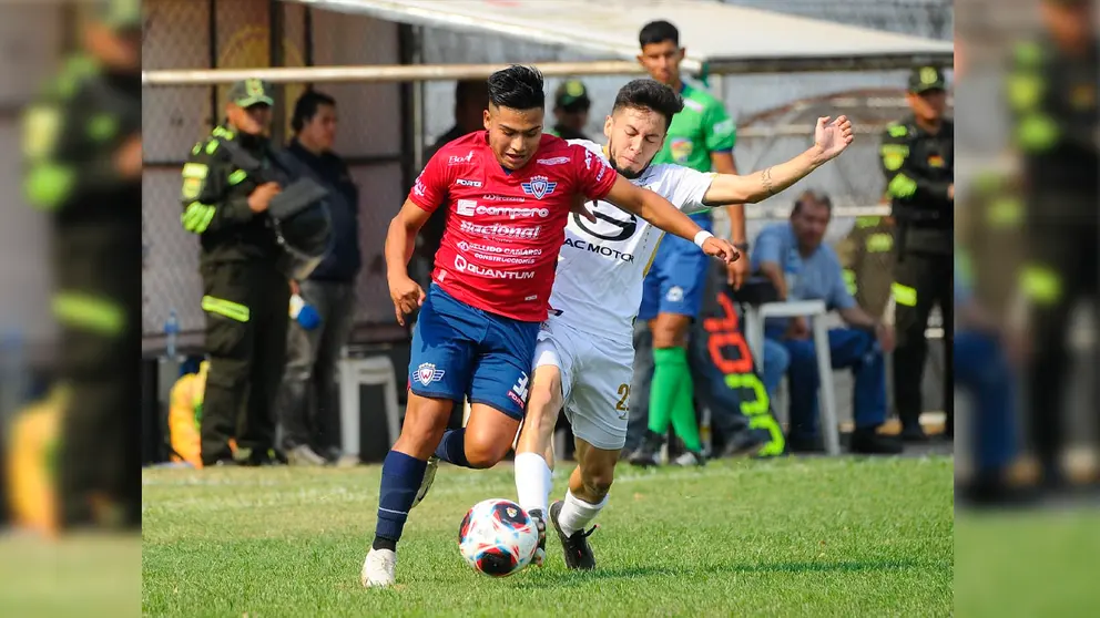 Una jugada del partido que termin&oacute; 1-1 entre Real Santa Cruz y Wilstermann en "El Pajonal". APG