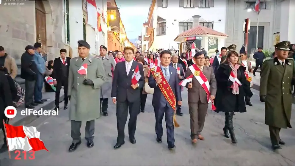 Autoridades departamentales encabezan el desfile c&iacute;vico en la noche del 9 de noviembre en la ciudad de Potos&iacute;.
Cr&eacute;dito: Captura de El Federal Noticias