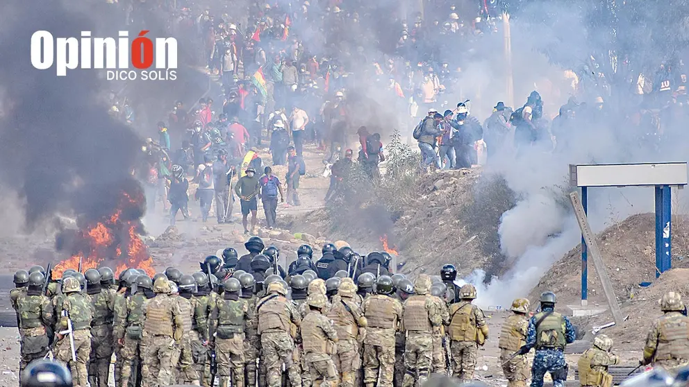 Cocaleros y uniformados en el puente de Huayllani, el 15 de noviembre de 2019./ DICO SOLÍS