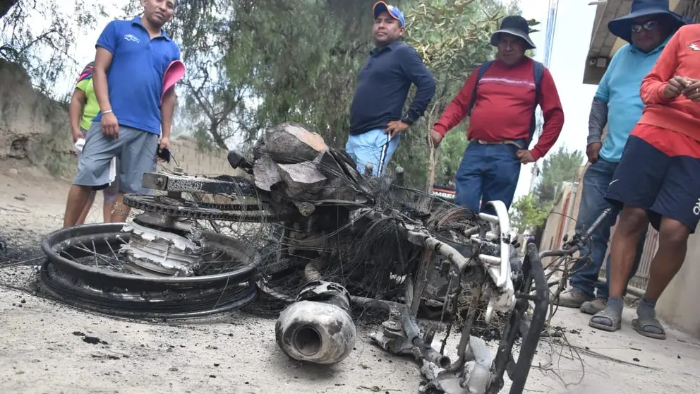 La moto totalmente incinerada, en pleno conflicto entre vecinos de Tiquipaya y Colcapirhua. MARCO GUZM&Aacute;N