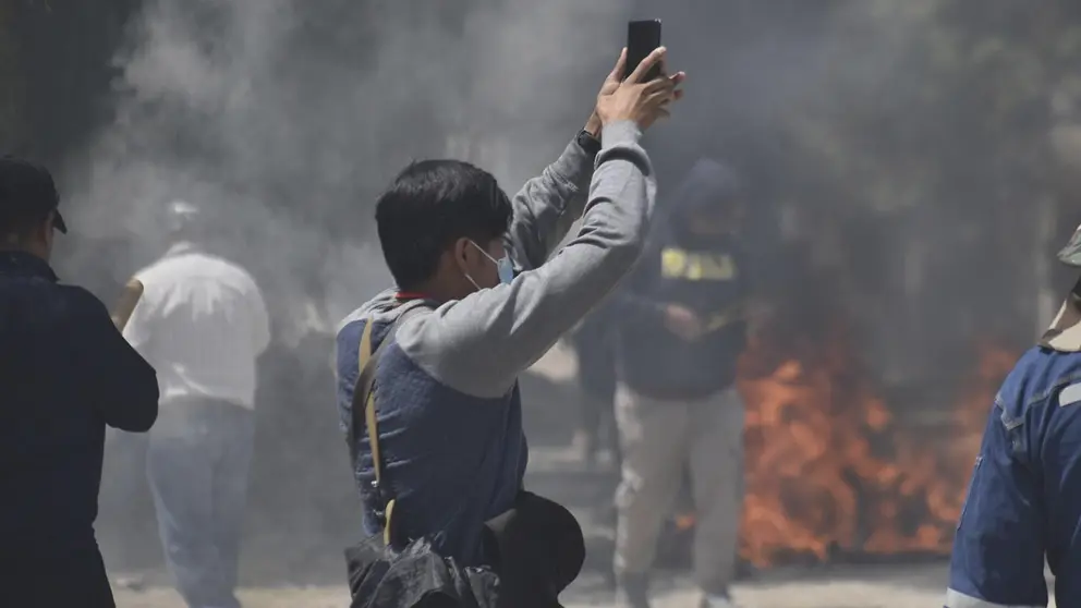 Un periodista registra los hechos violentos registrados este 15 de noviembre, en el l&iacute;mite de los municipios de Tiquipaya y Colcapirhua./  OPINI&Oacute;N