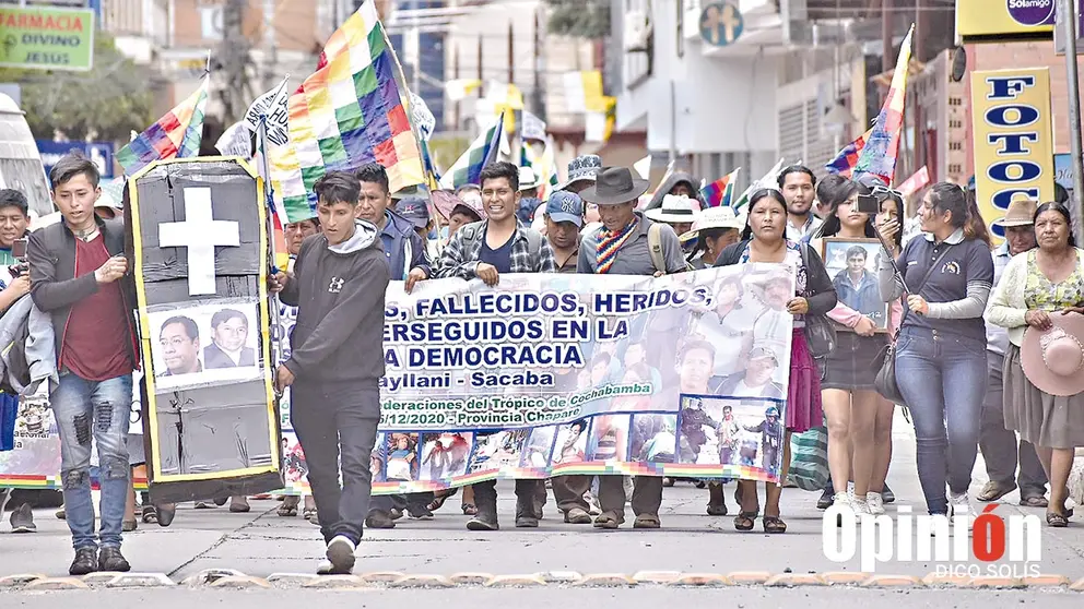 Familiares de v&iacute;ctimas de Huayllani marchan en Sacaba./ DICO SOL&Iacute;S