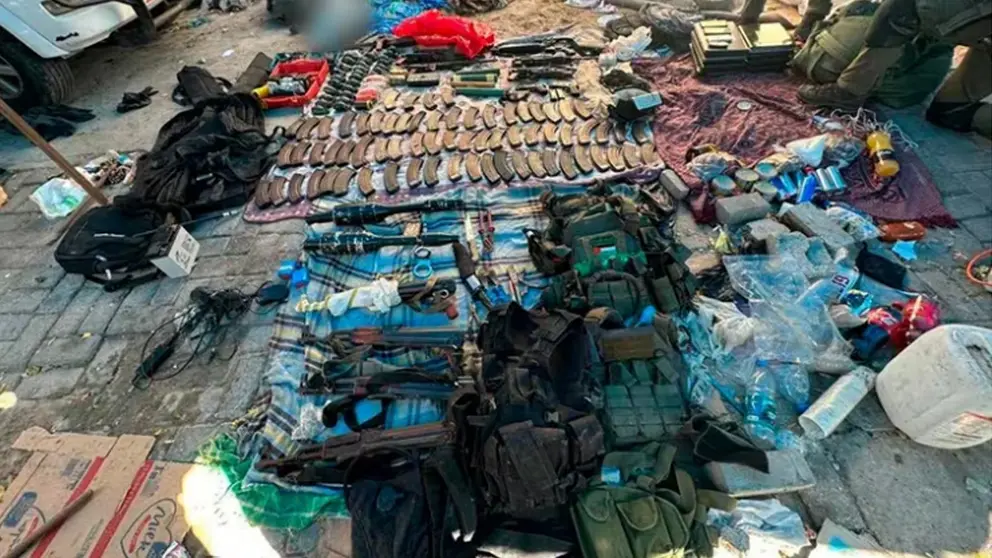 Algunas de las armas y explosivos en el interior de la camioneta./ TOMADA DE IDFONLINE