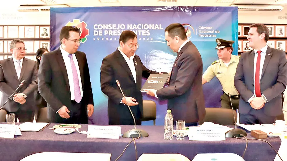 El presidente Luis Arce junto a los representantes de los industriales del pa&iacute;s./ ICAM