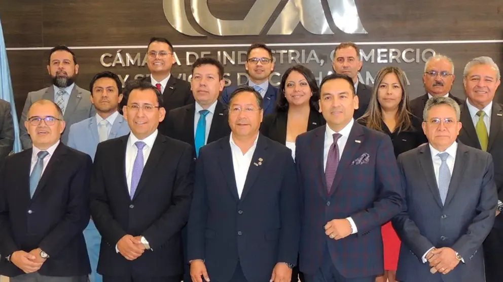 El presidente del Estado Luis Arce junto a varios representantes empresariales tras su reuni&oacute;n. ICAM
