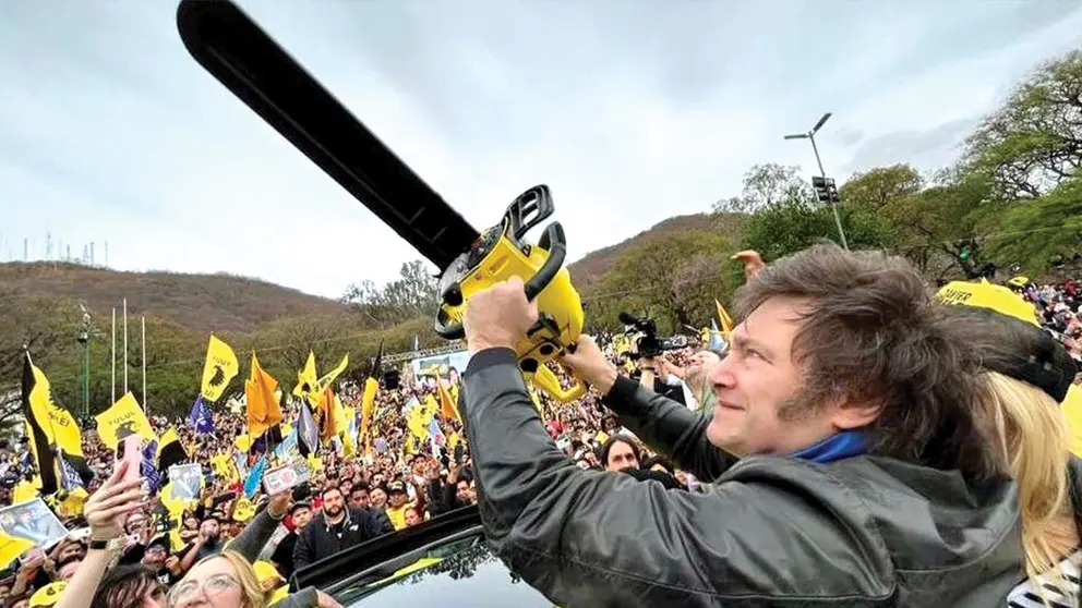 Javier Mieli sostiene una motosierra durante su campa&ntilde;a./ P&Aacute;GINA 12