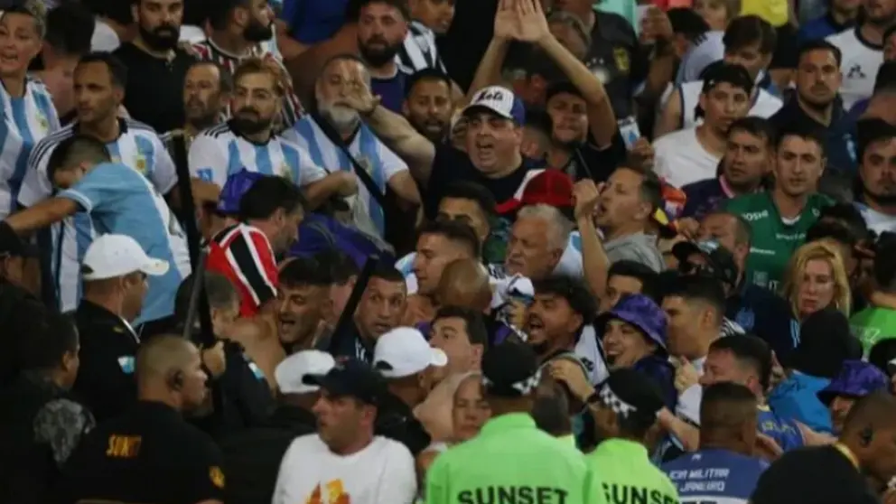 Captura de video del momento de conflicto entre hinchas brasile&ntilde;os y argentinos. 