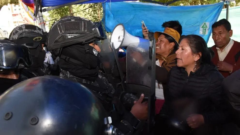 La Polic&iacute;a y los "evistas", enfrentados en puertas del TSE, en La Paz. APG