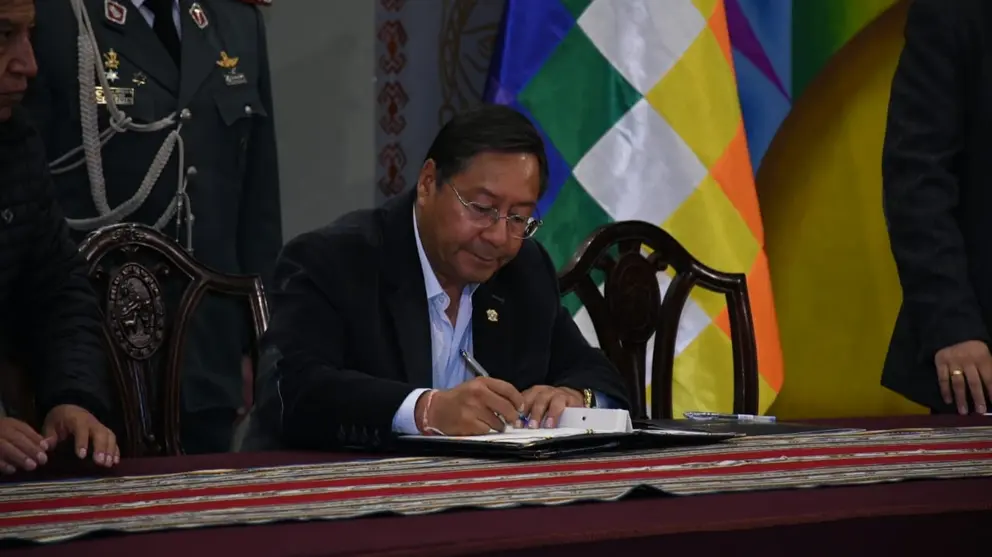 Luis Arce, presidente de Bolivia, promulga, mediante ley, el PGE Reformulado 2023. APG