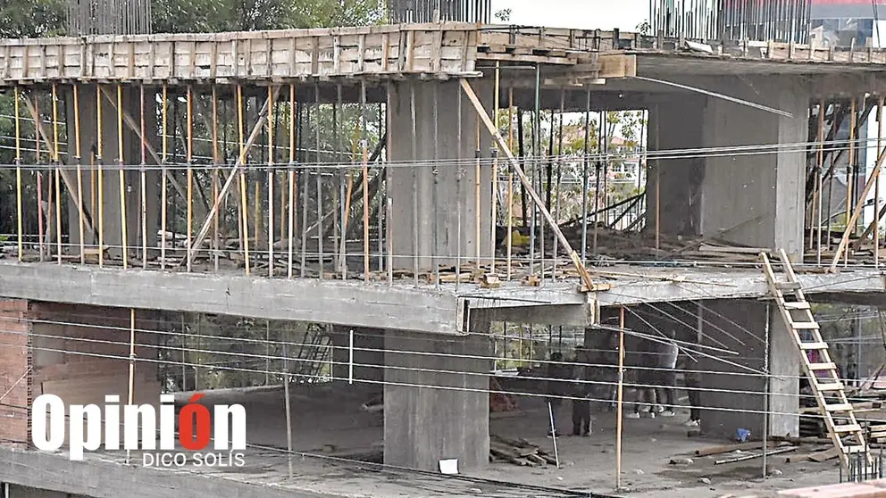 La construcci&oacute;n donde un alba&ntilde;il muri&oacute; por descarga el&eacute;ctrica./ DICO SOL&Iacute;S