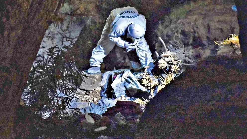 Peritos realizan el levantamiento legal del cadáver en el río Rocha, Cochabamba./ DICO SOLÍS