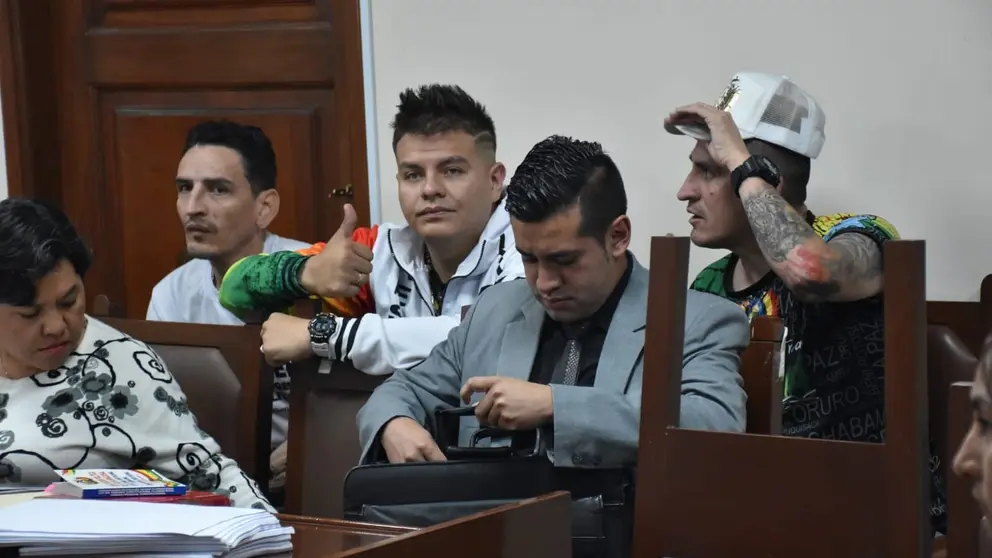 Los integrantes de la Resistencia Juvenil Cochala (RJC) Yassir Molina, Fabio Bascop&eacute; y Mario Bascop&eacute;. NO&Eacute; PORTUGAL