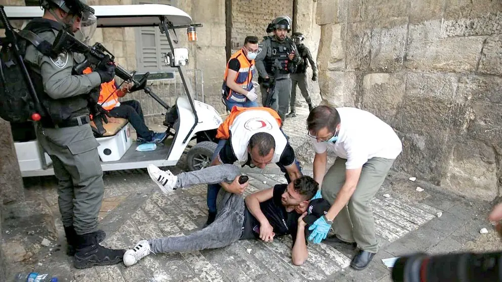 La polic&iacute;a de Israel aborda a un palestino, en medio del conflicto b&eacute;lico./ ANADOLU