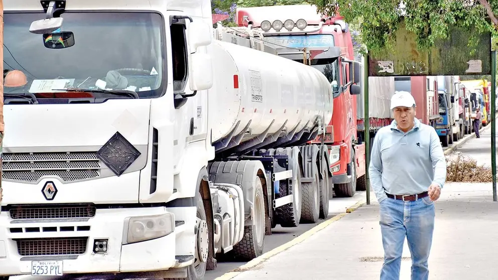 Veh&iacute;culos forman filas en un surtidor de Cochabamba./ NO&Eacute; PORTUGAL