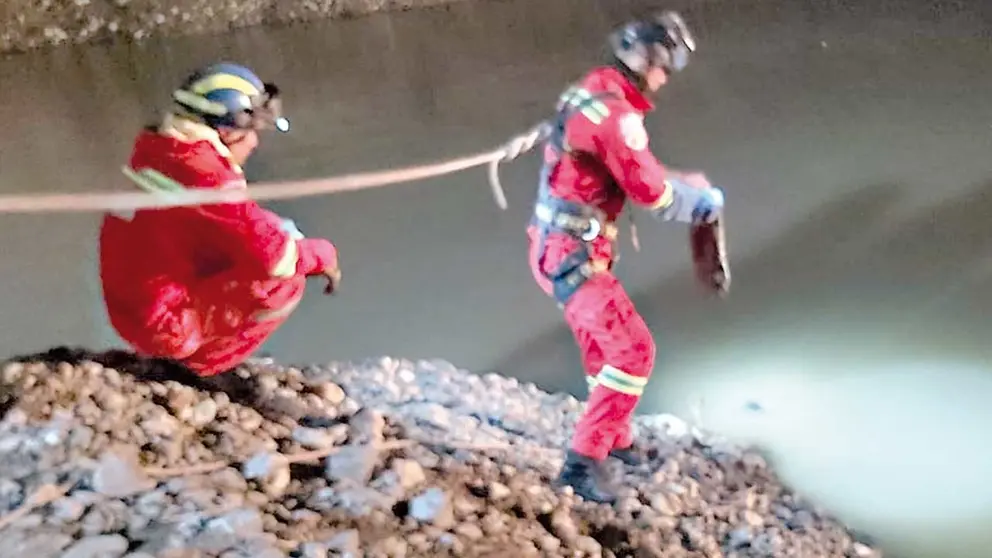 Bomberos rescatan el cuerpo de un ni&ntilde;o en un atajado de agua en Vinto./ BOMBEROS DE LA POLIC&Iacute;A