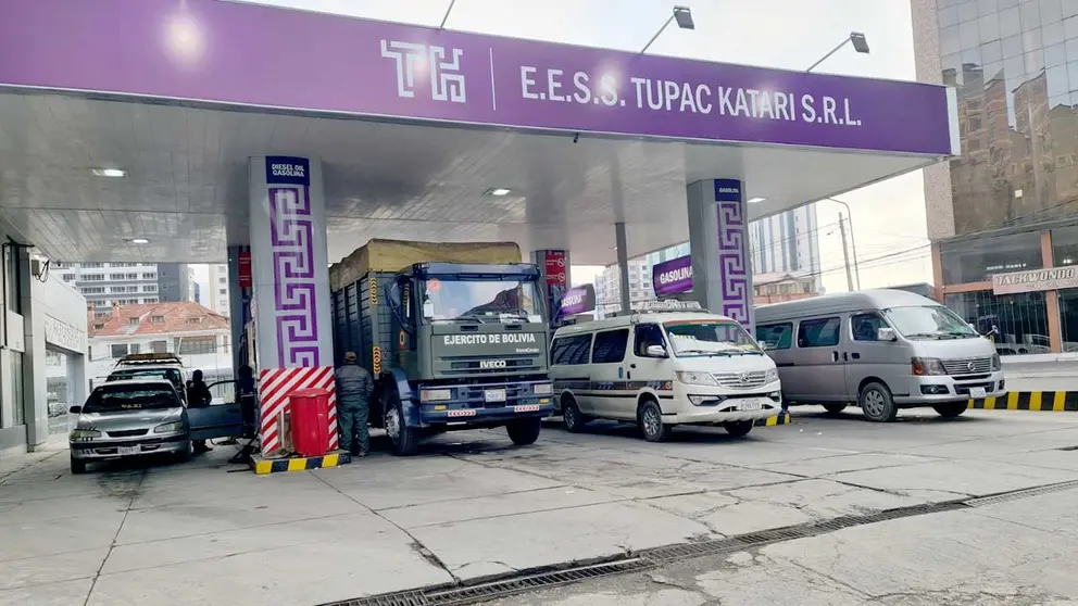 Provisión de combustible en una estación de servicio de La Paz./ ANH