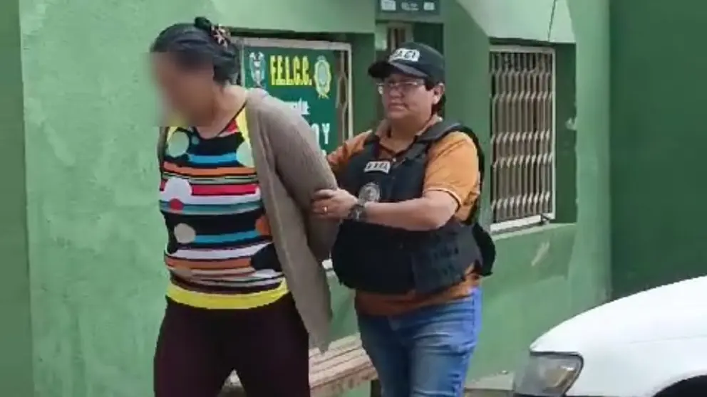 Claudia A.E.G, la mujer identificada por c&aacute;maras de seguridad como la responsable del robo de 80 mil bolivianos del asilo Buen Pastor en instalaciones de la FELCC. MARIELA COSS&Iacute;O