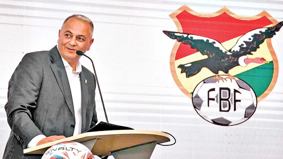 El presidente de la FBF, Fernando Costa, brinda declaraciones, durante una conferencia de prensa./ APG