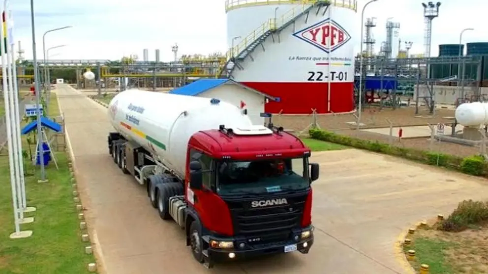 Una cisternas sale de la refinería de YPFB en Santa Cruz./ ARCHIVO