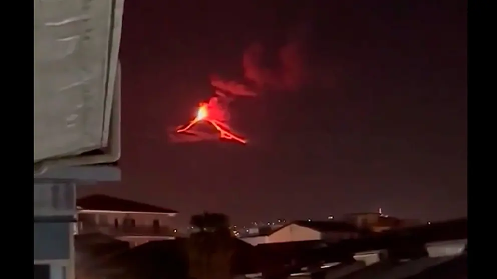 Momento de la erupci&oacute;n de este domingo./ CAPTURA DE VIDEO