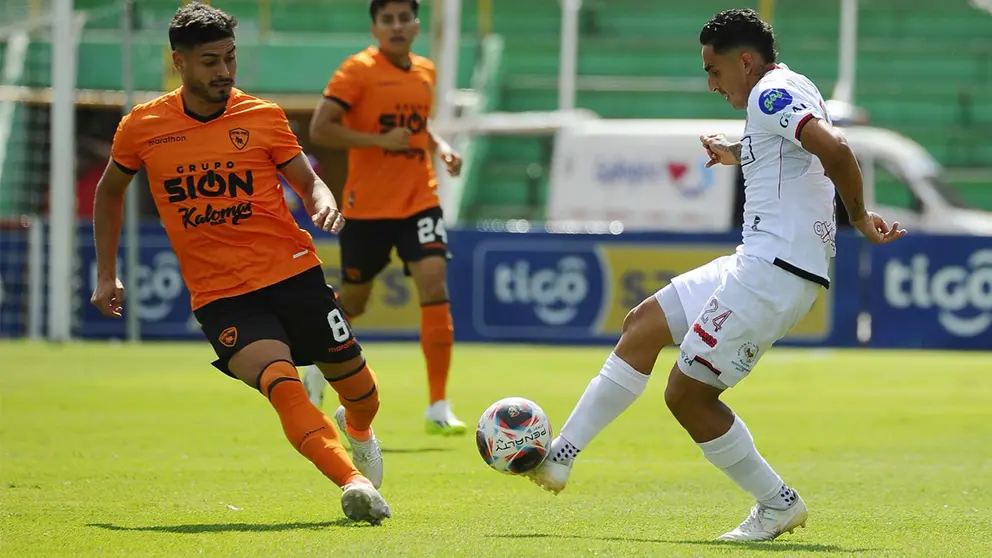 Una jugada del partido entre Royal Pary y Universitario./ APG