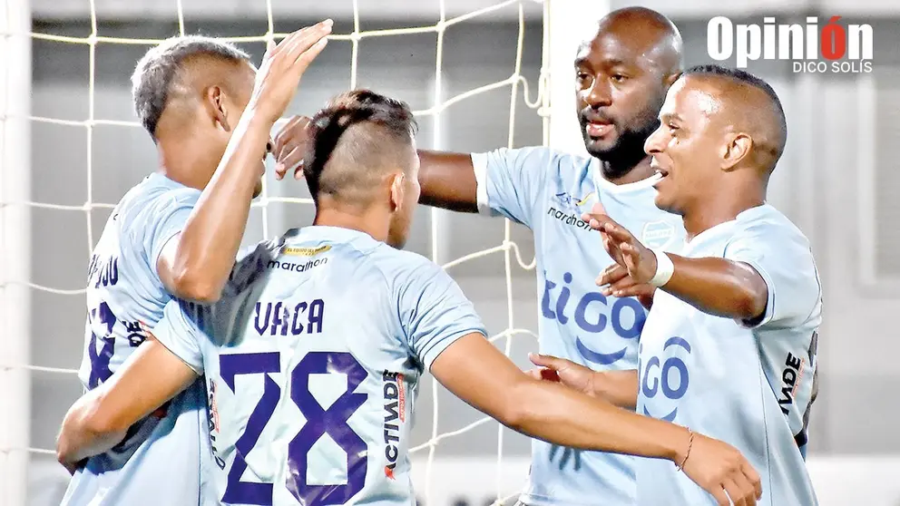 Jugadores del Equipo del Pueblo festejan una conquista en una victoria que lograron con anterioridad en Cocha./ DICO SOL&Iacute;S