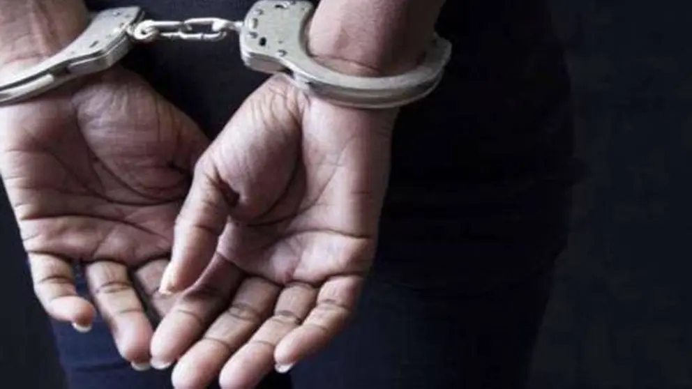 Fotografía ilustrativa de una mujer detenida./ PIXABAY