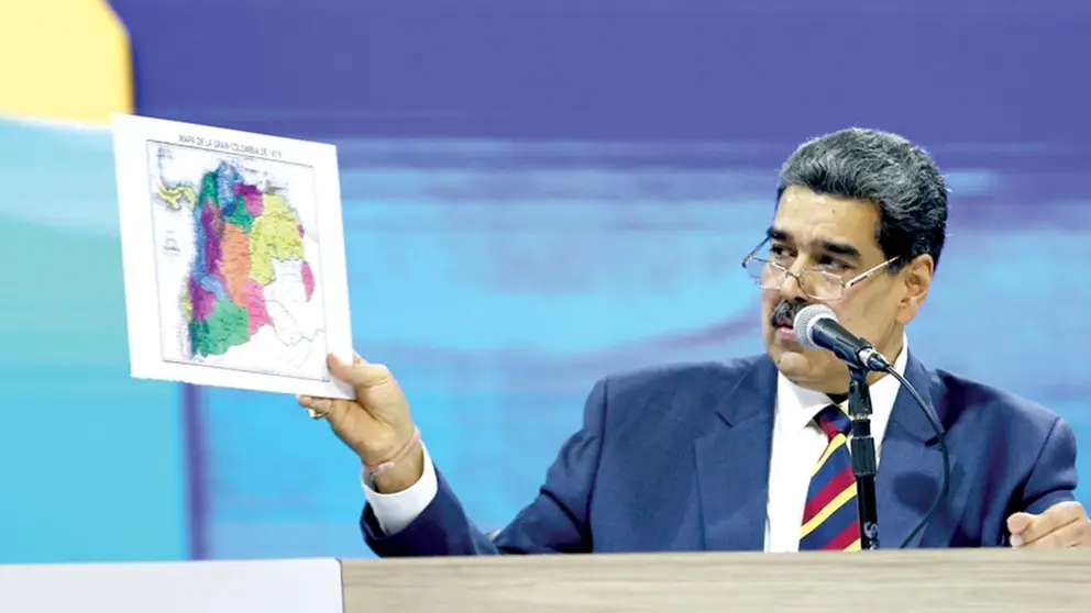 El presidente de Venezuela, Nicolás Maduro, muestra un mapa histórico durante una conferencia./ MPPRE
