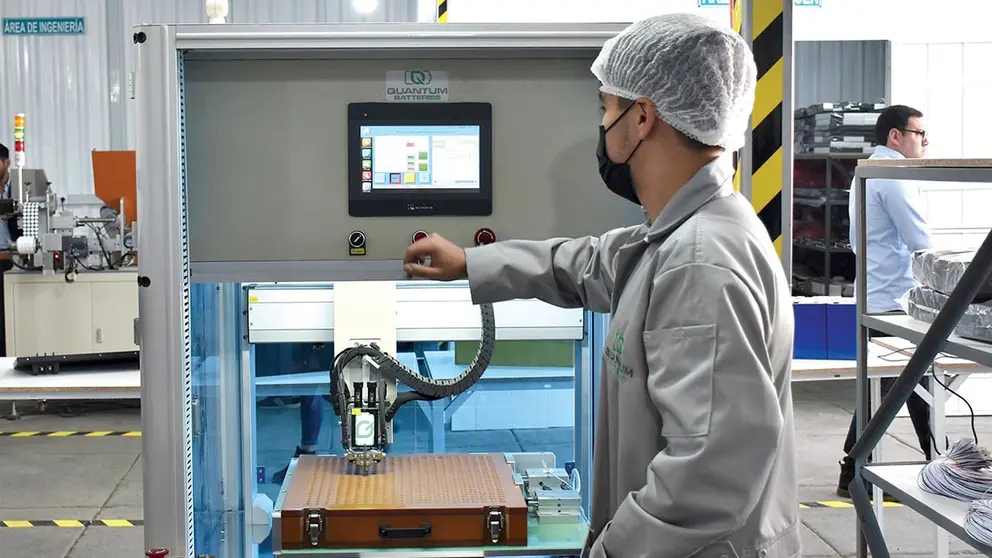 Un trabajador en una empresa./ NOÉ PORTUGAL
