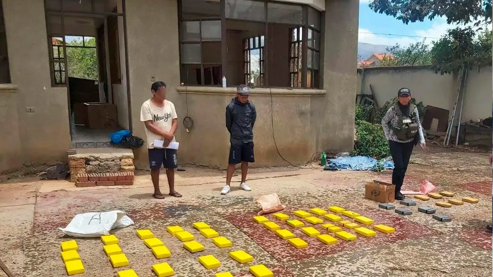 La droga incautada y los dos hombres detenidos en este caso en Cochabamba. PRENSA-FGE