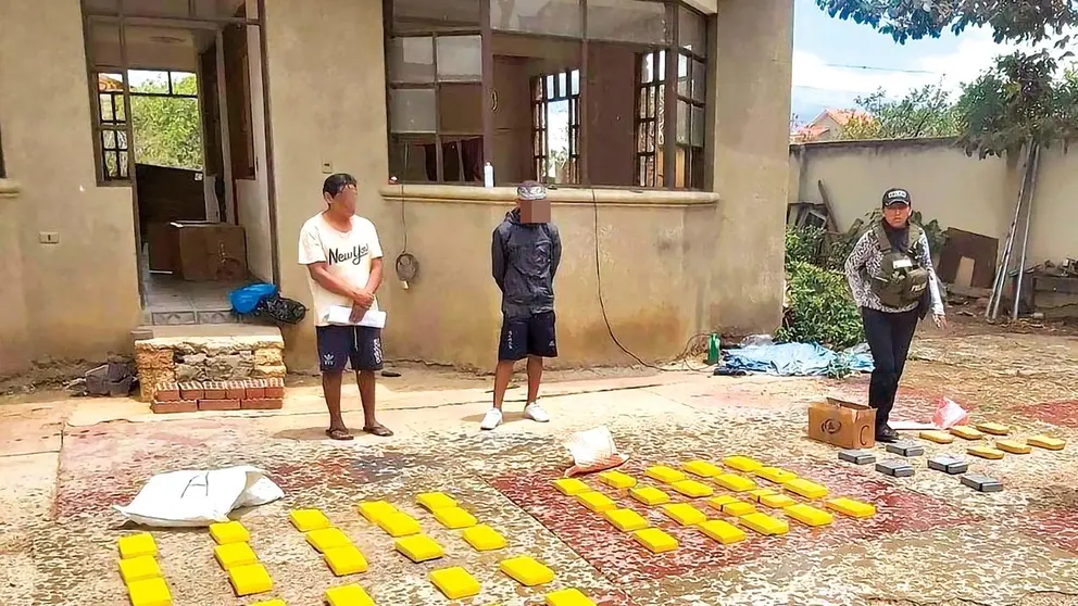 Imagen de la droga incautada y los dos hombres  detenidos en este caso en Cochabamba./ PRENSA-FGE