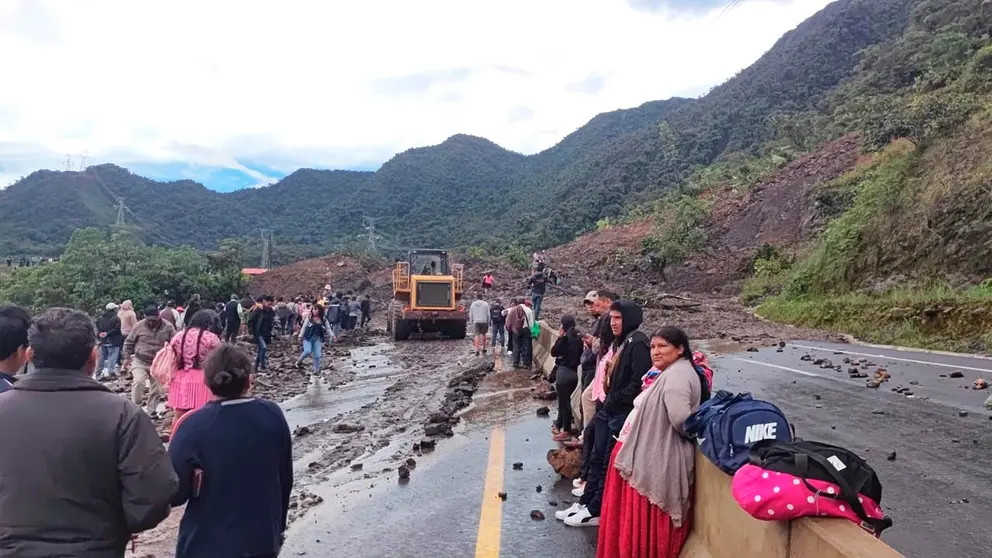 Comunarios de la zona se muestran afectados tras el deslizamiento. ABC