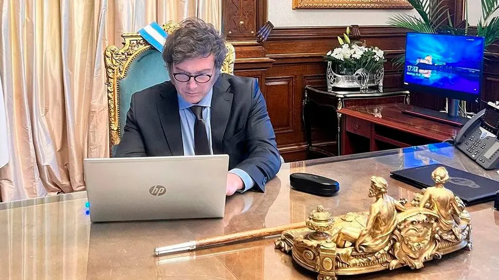 Javier Milei ya tom&oacute; el despacho presidencial./ RRSS
