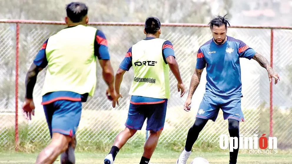 Juli&aacute;n Vel&aacute;zquez maneja la pelota en una pr&aacute;ctica, que el Aviador llev&oacute; adelante en su complejo de Alalay./ DICO SOL&Iacute;S