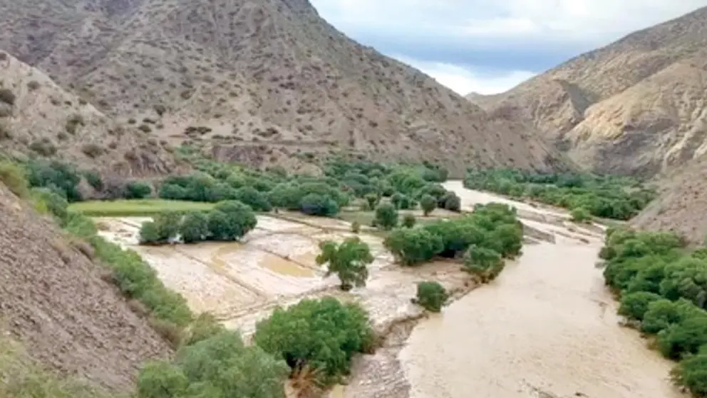 El r&iacute;o que se desbord&oacute; en el municipio de Cotagaita, en Potos&iacute;./ URGENTE.BO
