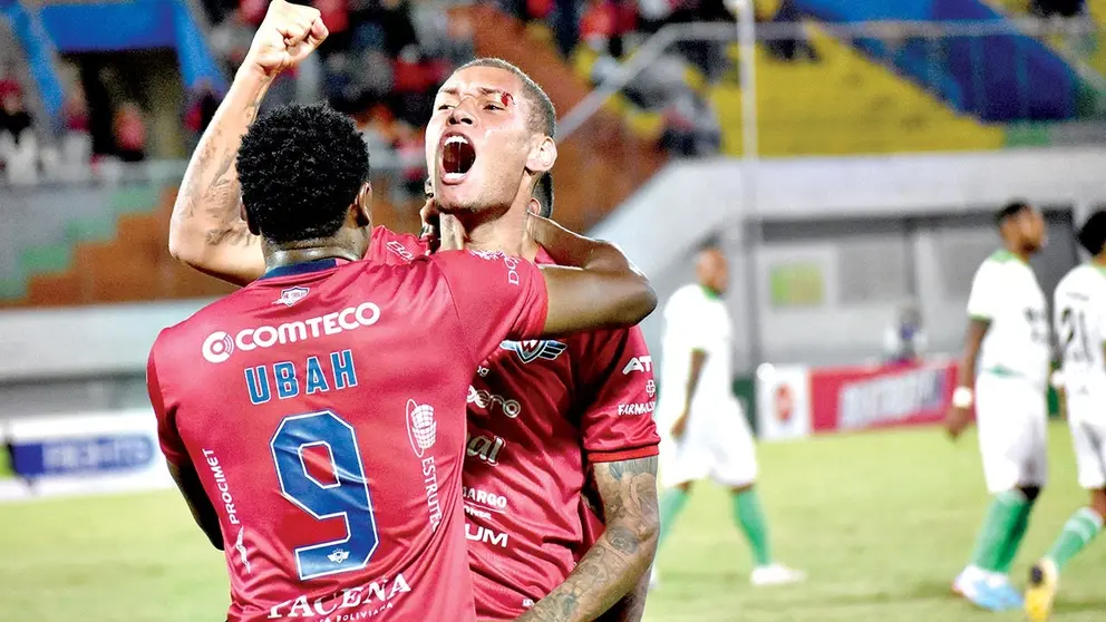 Jonat&aacute; Machado celebra con Bismark Ubah el gol que convirti&oacute; para el triunfo (2-0) del Imperio Escarlata./ NO&Eacute; PORTUGAL