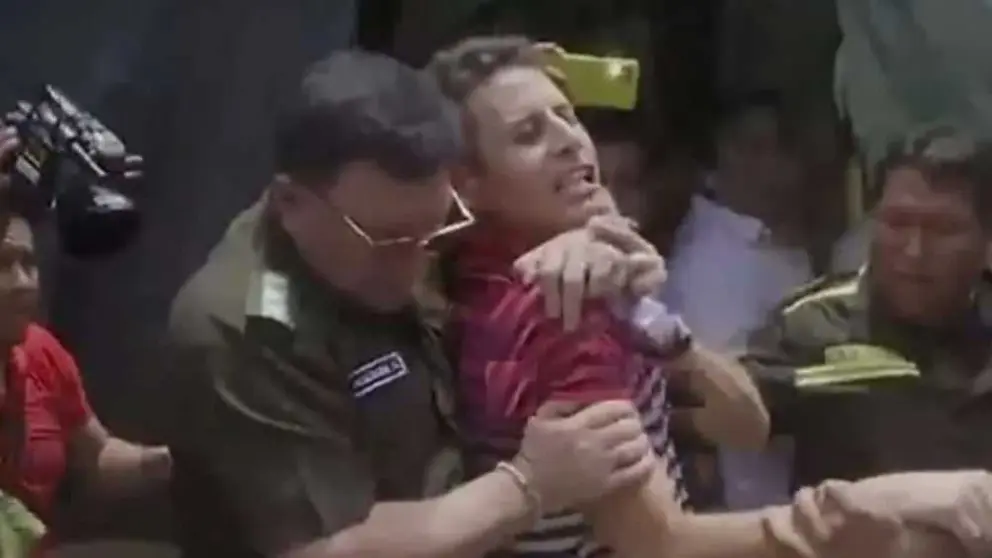 El coronel Erick Holgu&iacute;n, tomando por la fuerza al excapit&aacute;n Edmand &Ntilde;ara. EL DEBER