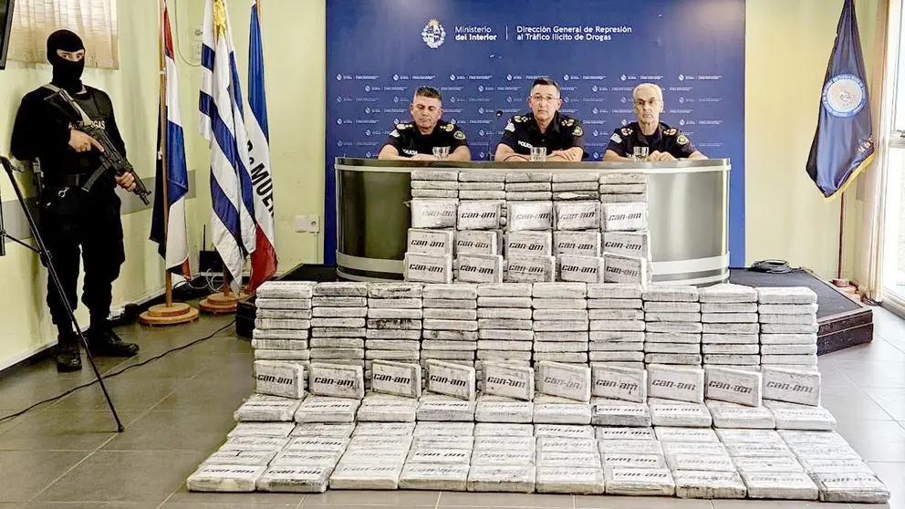Autoridades policiales de Uruguay presentan la droga incautada./ MINISTERIO DEL INTERIOR DE URUGUAY