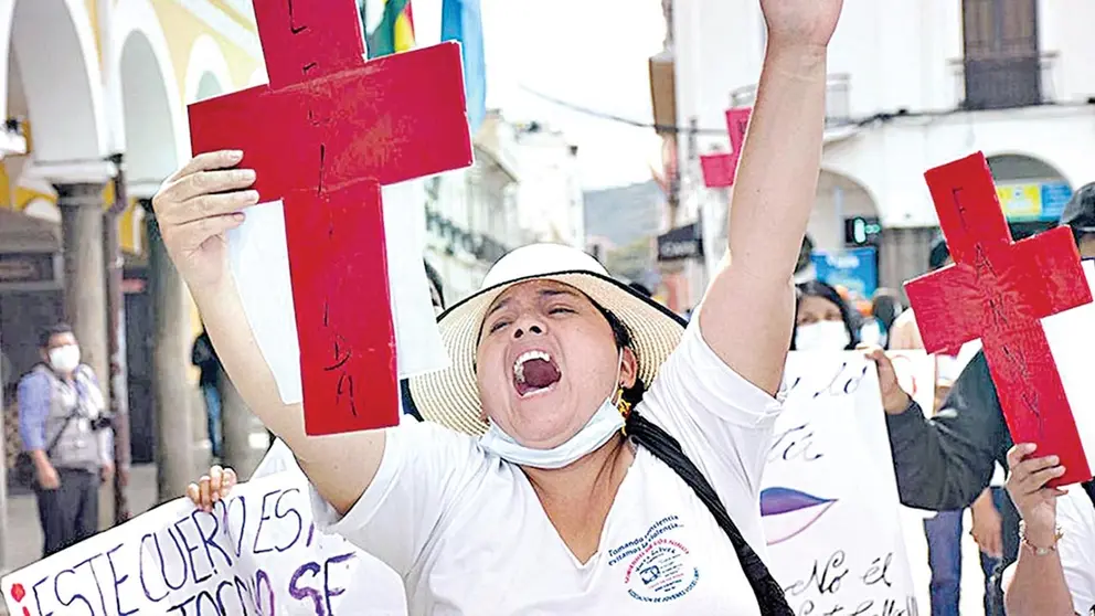 Una mujer protesta contra la violencia a las mujeres y los feminicidios./ DICO SOLÍS