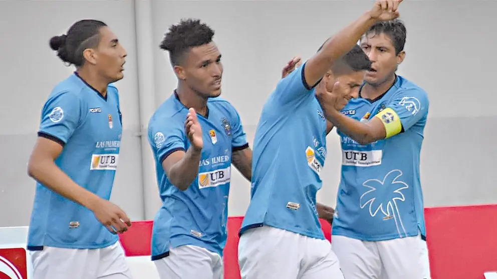 Jugadores del crédito valluno festejan el segundo gol en la victoria sobre Gran Mamoré en el estadio Capriles./ NOÉ PORTUGAL